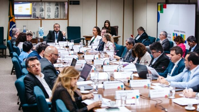 O Sistema Nacional de Apostas (Sinapo) entra na reta final para formalização no Ministério da Fazenda. Estados poderão aderir como membros aderentes ou associados, com benefícios como lista unificada, autoexclusão nacional e domínio .bet.br.